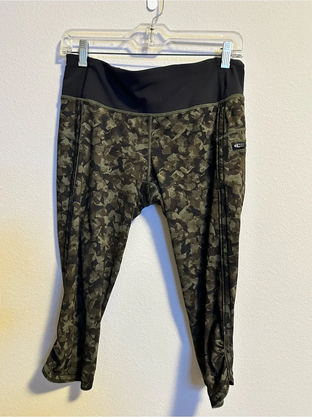 Lululemon Capri Leggings Size 8 Green Camo Crop Pants High Rise Pocket Athletic - Picture 2 of 2